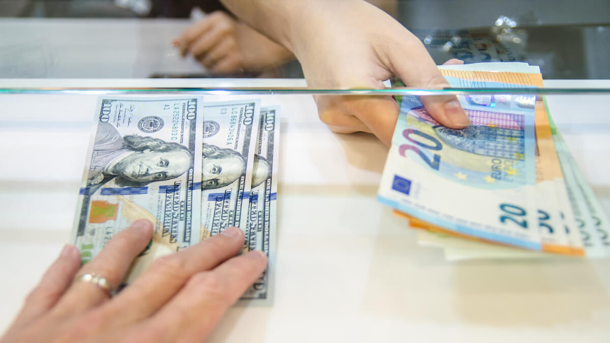 توقعات بارتفاع قيمة الدرهم أمام الدولار والأورو خلال الصيف