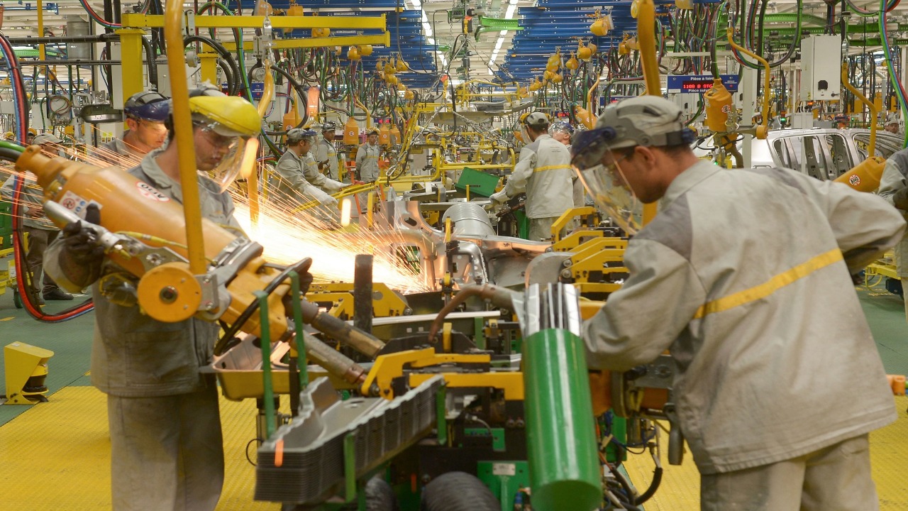 استقرار الطاقات الإنتاجية وتراجع النشاط الصناعي في غشت