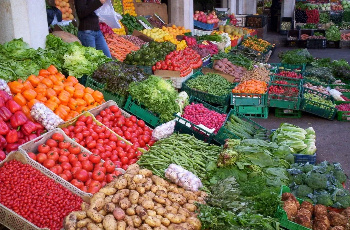الخضر والفواكه تغزو سوق الجملة بالبيضاء دون انخفاض ملموس في الأسعار