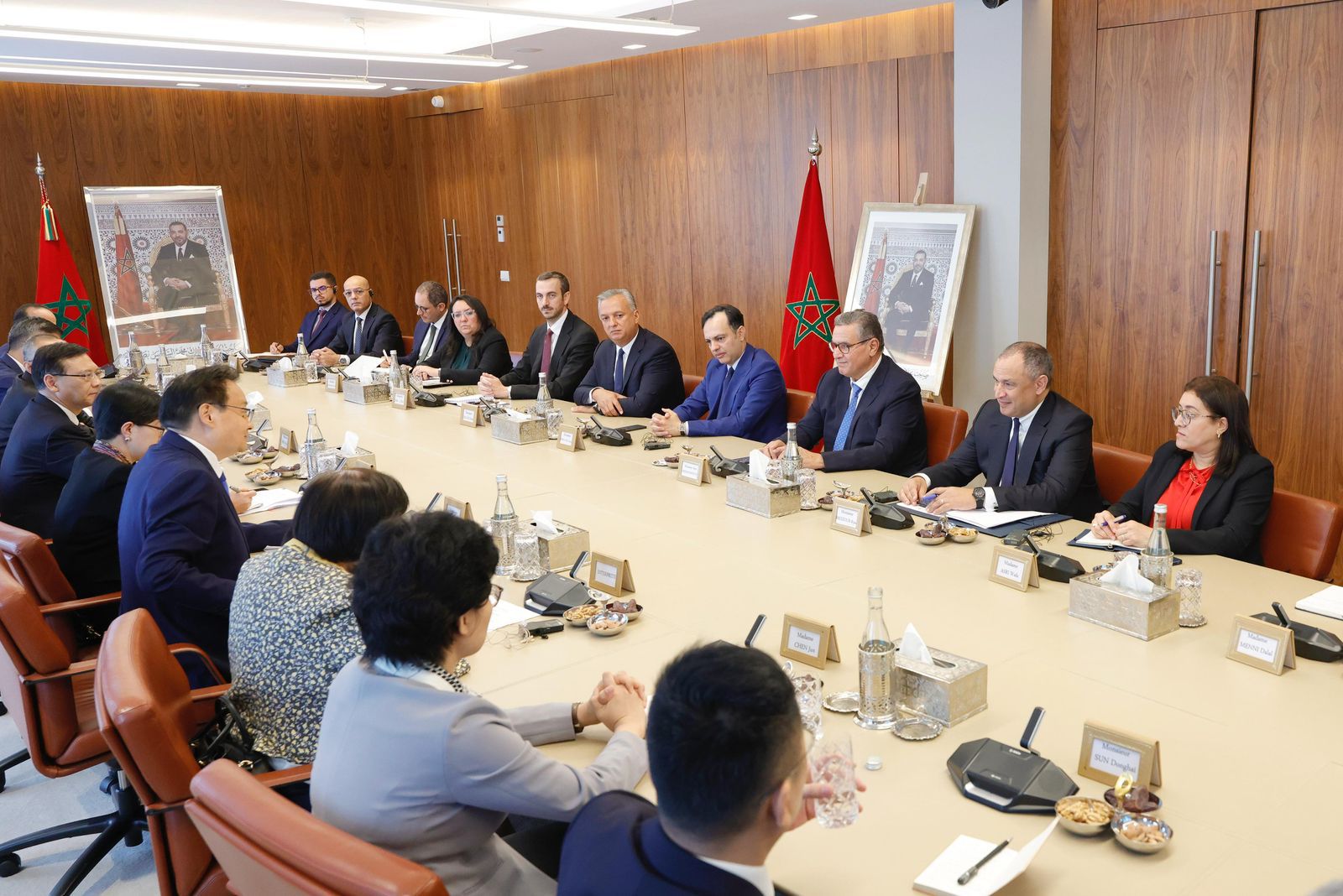 أخنوش يستقبل وفدا صينيا لتعزيز التعاون في الصناعة والطاقات المتجددة