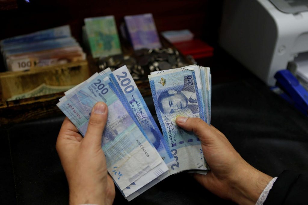 الدرهم يواصل تراجعه أمام الأورو ويربك وتيرة تحويلات المغتربين