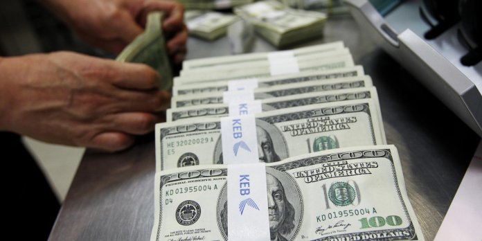 تدفق الواردات يهوي بسعر صرف الدرهم أمام الدولار