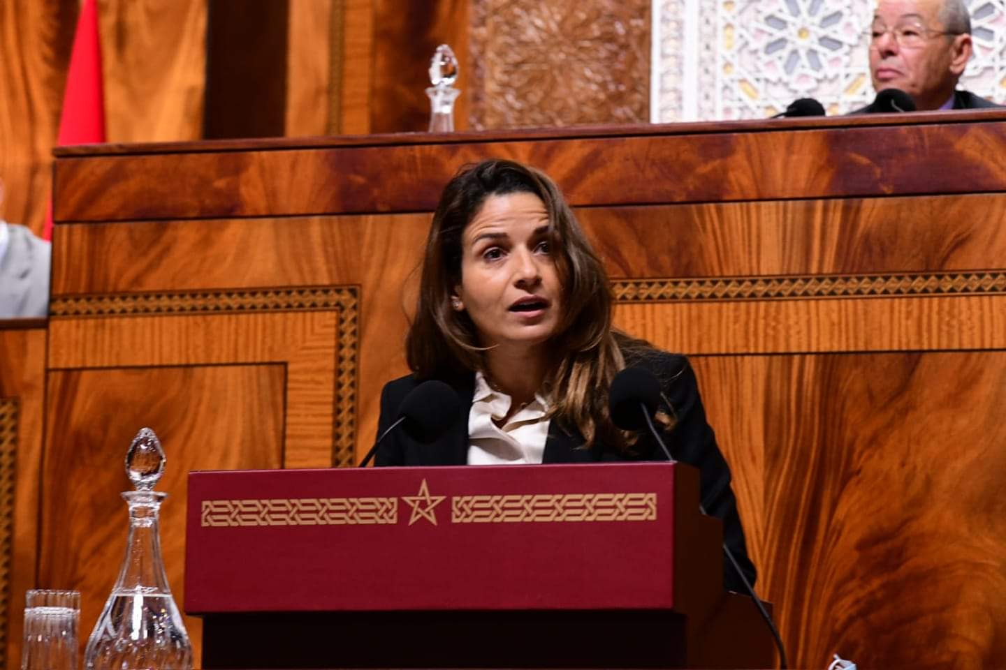 المعارضة غاضبة.. بنعلي تؤكد أن أسعار المحروقات لا تدخل ضمن اختصاصات وزارتها
