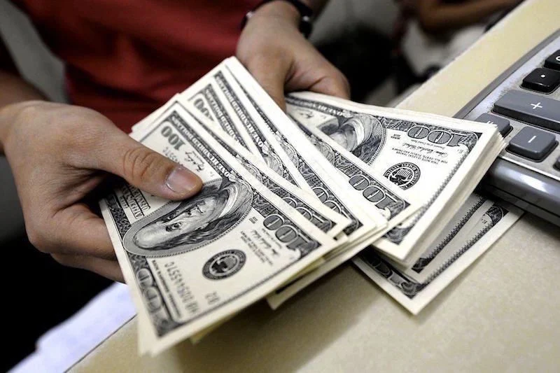 ارتفاع الدولار يفاقم تكاليف استيراد السلع قبل عيد الأضحى