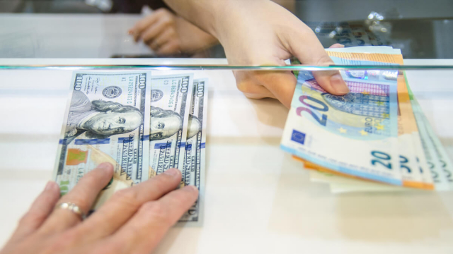 تحويل الأموال إلى الخارج.. مستجدات تربك المتعاملين