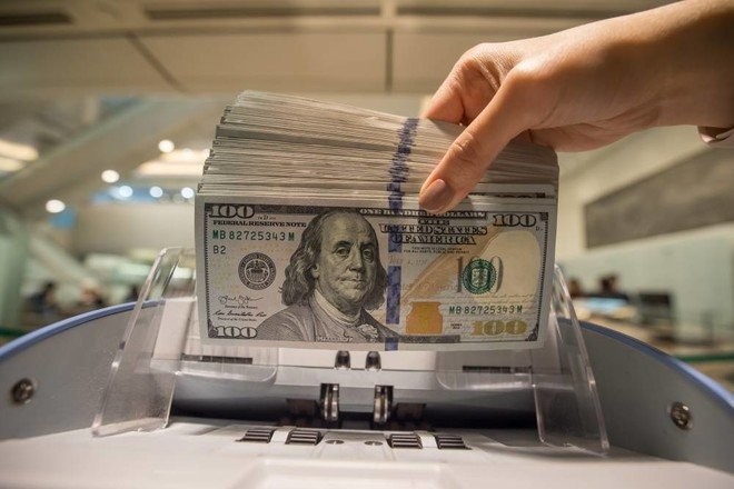 الدرهم يقاوم صعود الدولار ويؤجل أذونات استيراد عاجلة