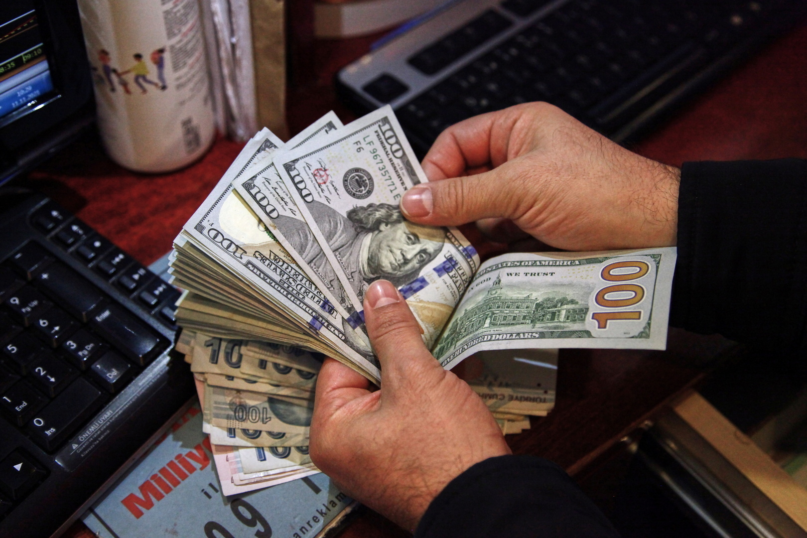 أسعار صرف الدرهم تنخفض مقابل الدولار