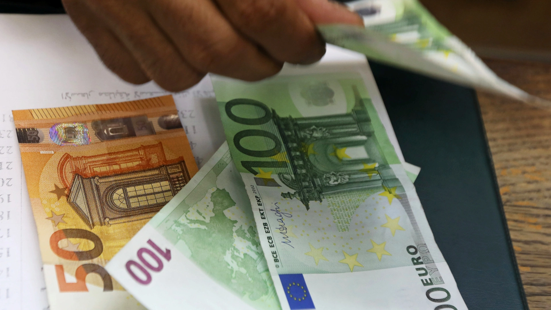 مردودية صرف الأورو بالدرهم تتراجع مدفوعة باتساع العرض في السوق