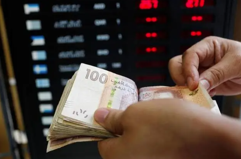 صرف الدرهم ينخفض أمام الأورو والدولار